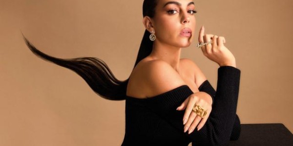 星空体育APP-送C罗豪车作生日礼物 乔治娜个人财富2340万欧元！