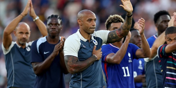 星空体育官网-亨利：卡里克让梅努重返首发是个强硬的决定，他对阵曼城表现最好