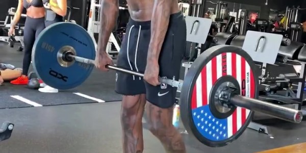 星空体育APP-杰伦-格林挑战高难度力量训练 健身教练分享单腿提举杠铃核心展示