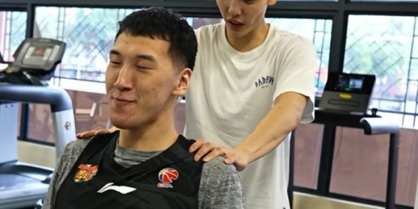 星空体育-广东训练更新！徐杰欺负阿旺，崔永熙麦考尔大汗，奎因萨姆纳搞怪|力量训练|杜润旺|力量|国家队|复出_新浪体育_新浪新闻