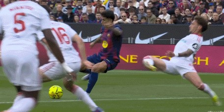 星空体育-剑南春丨巴萨5-2塞维利亚，拉菲尼亚戴帽，坎塞洛破门+两造点