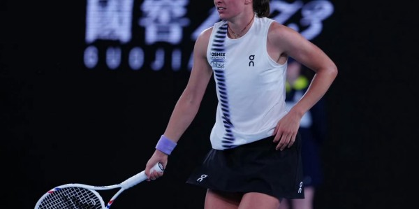 丝袜晋级称不看签表，瓦林卡挥别澳网，辛纳暂停逆转引一片骂声