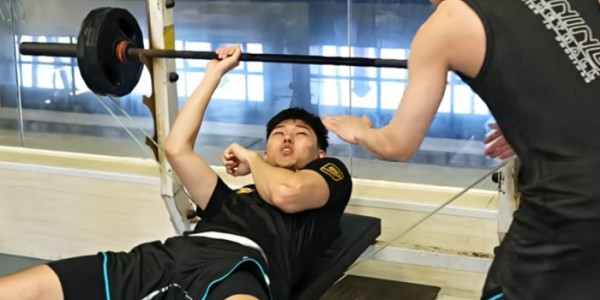 星空体育-广东训练更新！徐杰欺负阿旺，崔永熙麦考尔大汗，奎因萨姆纳搞怪|力量训练|杜润旺|力量|国家队|复出_新浪体育_新浪新闻