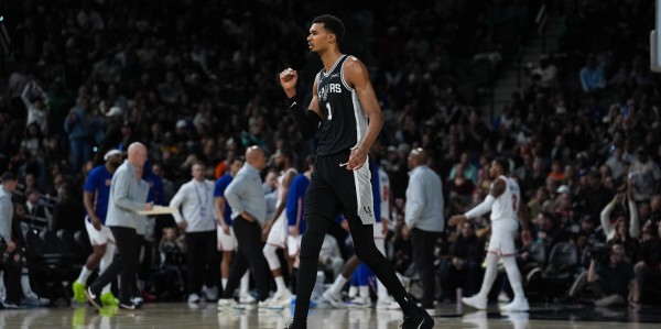 星空体育-再扣你一个！文班点飞杰伦威后空切起飞 双手空接隔扣切特！